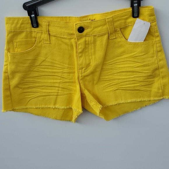🆕️ Gold Drama Frayed Hem Shorts - Picture 1 of 2